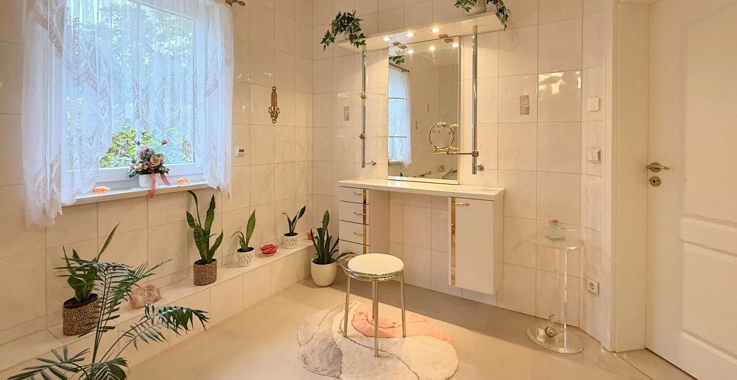 helles Badezimmer mit Schminktisch