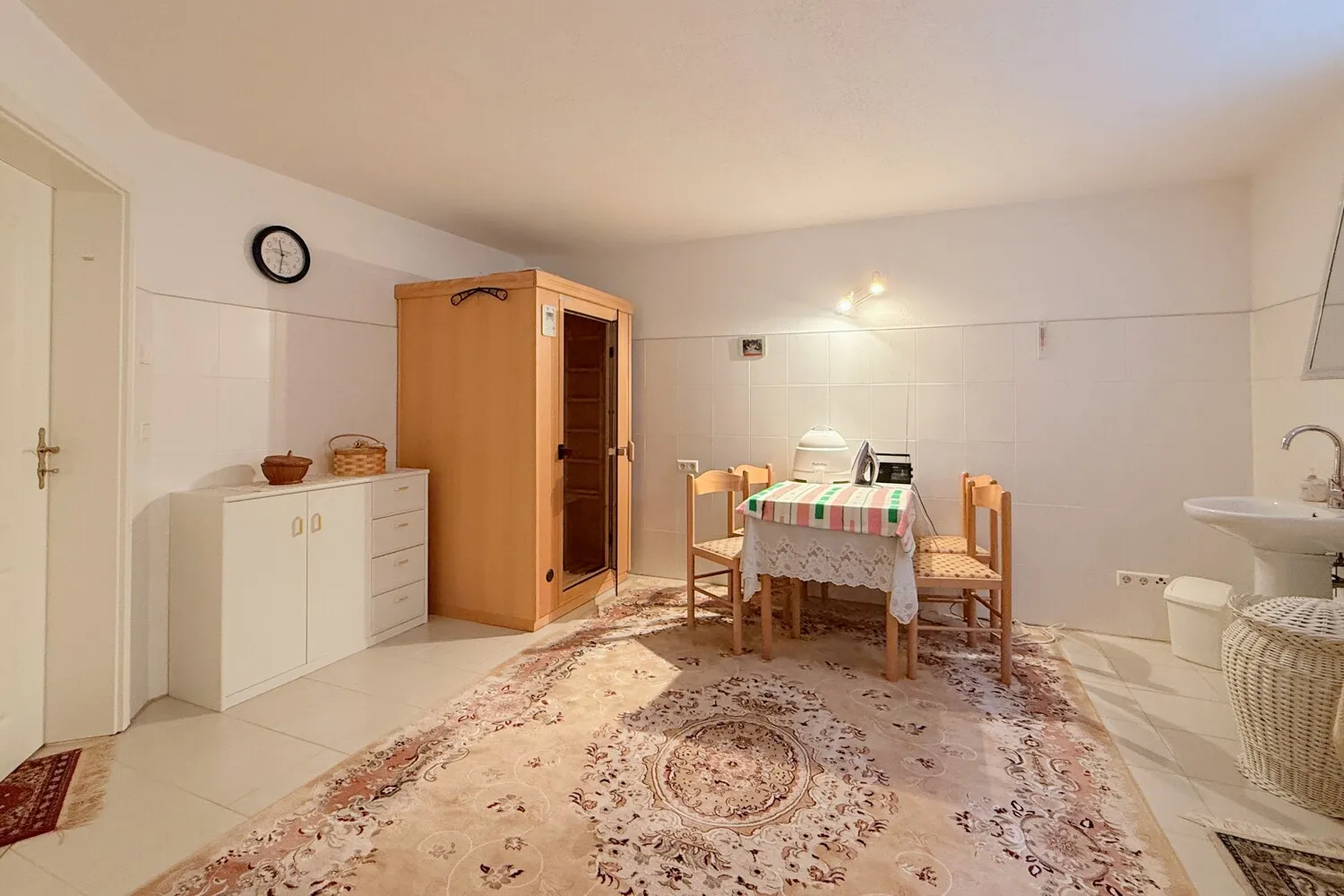 Wellnessraum mit Infrarotsauna, Badewanne und Dusche