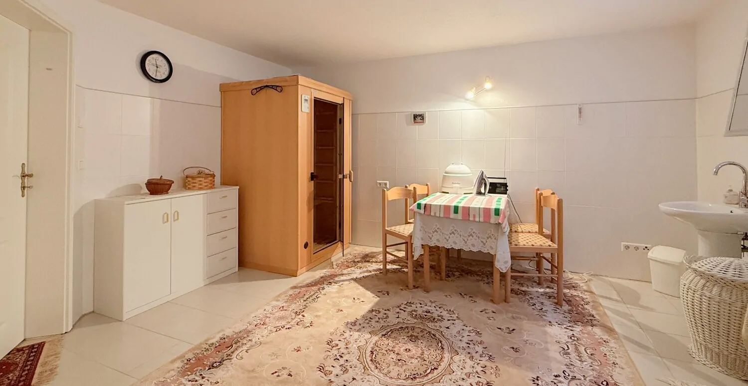 Wellnessraum mit Infrarotsauna, Badewanne und Dusche