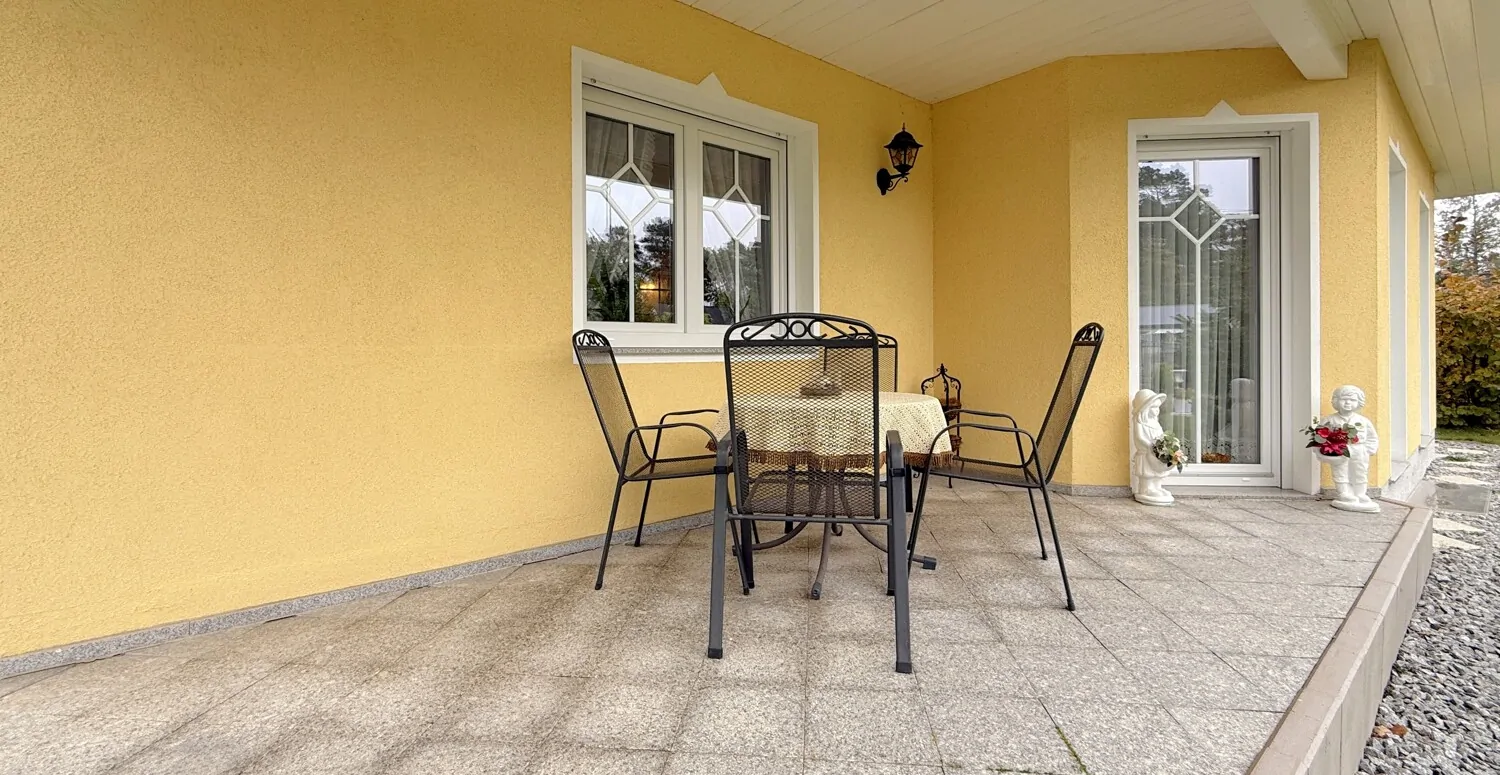 überdachte Terrasse mit Blick min den Vorgarten