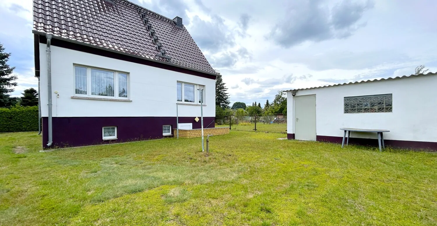 gepflegter Garten mit massiven Schuppen