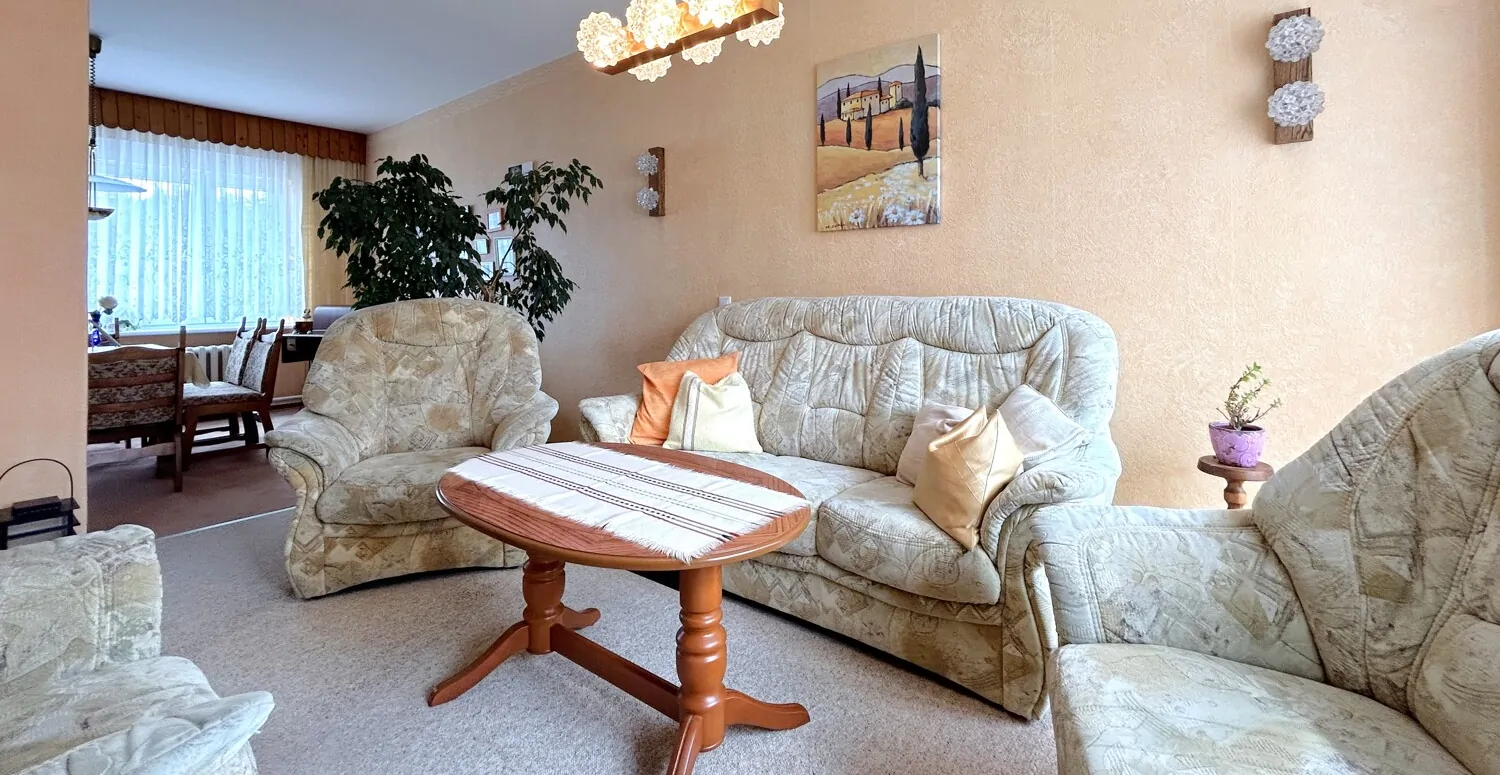 Wohnzimmer mit angrenzendem Esszimmer