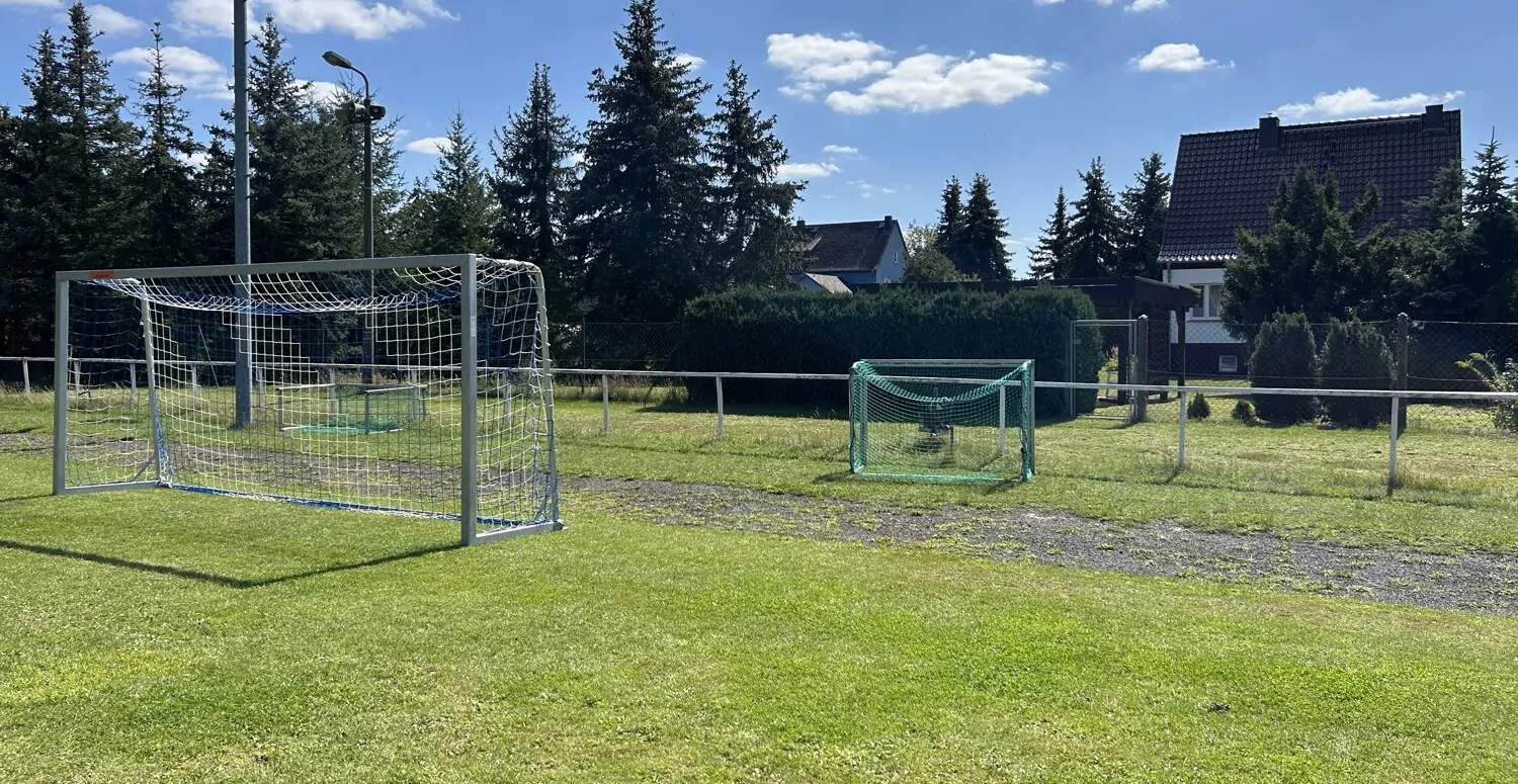 wenige Meter zwischen Grundstück und Fußballplatz