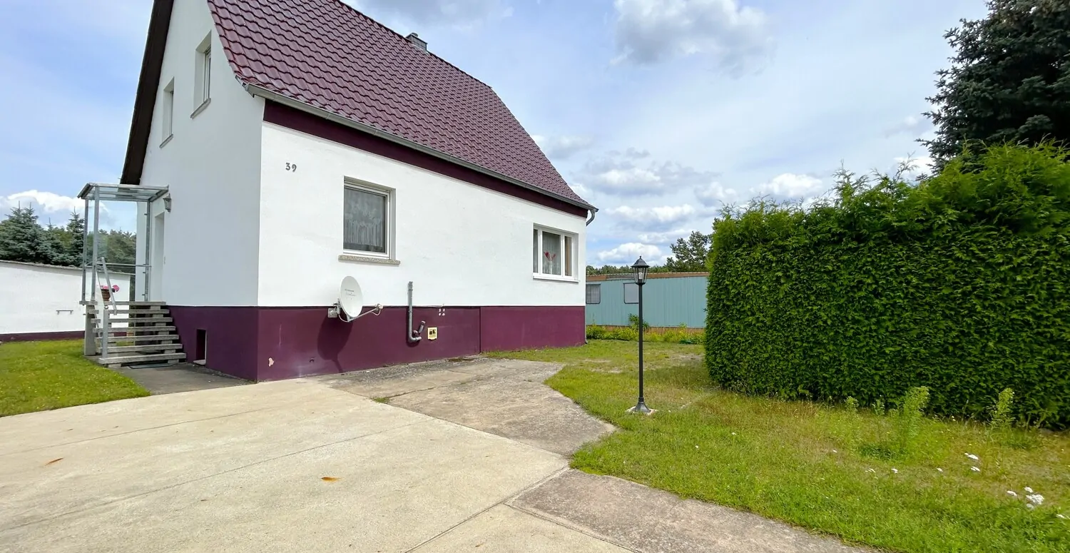 befestige Zufahrt vor dem Haus