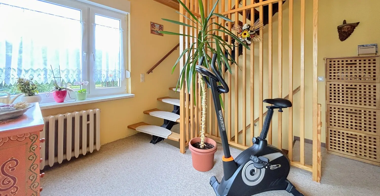 großzügige Diele mit großem Fenster