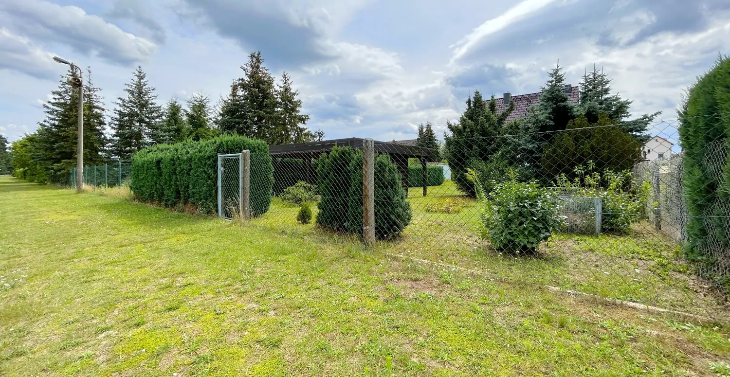 öffentlicher Fußweg hinter dem Grundstück