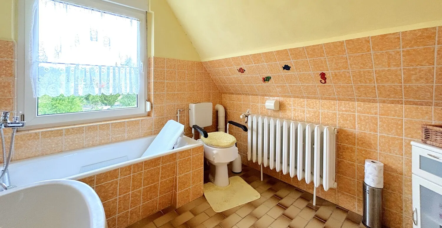 Badezimmer mit Badewanne