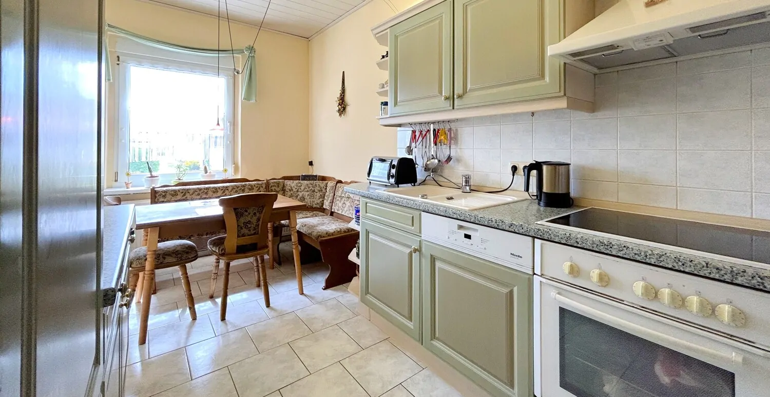 gepflegte Einbauküche mit funktionsfähigen Geräten