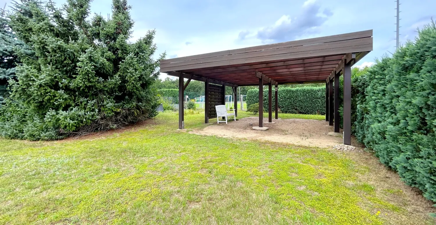 Doppelcarport im Garten