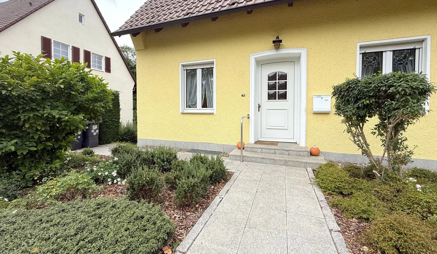 gepflegter Vorgarten mit Hauseingang