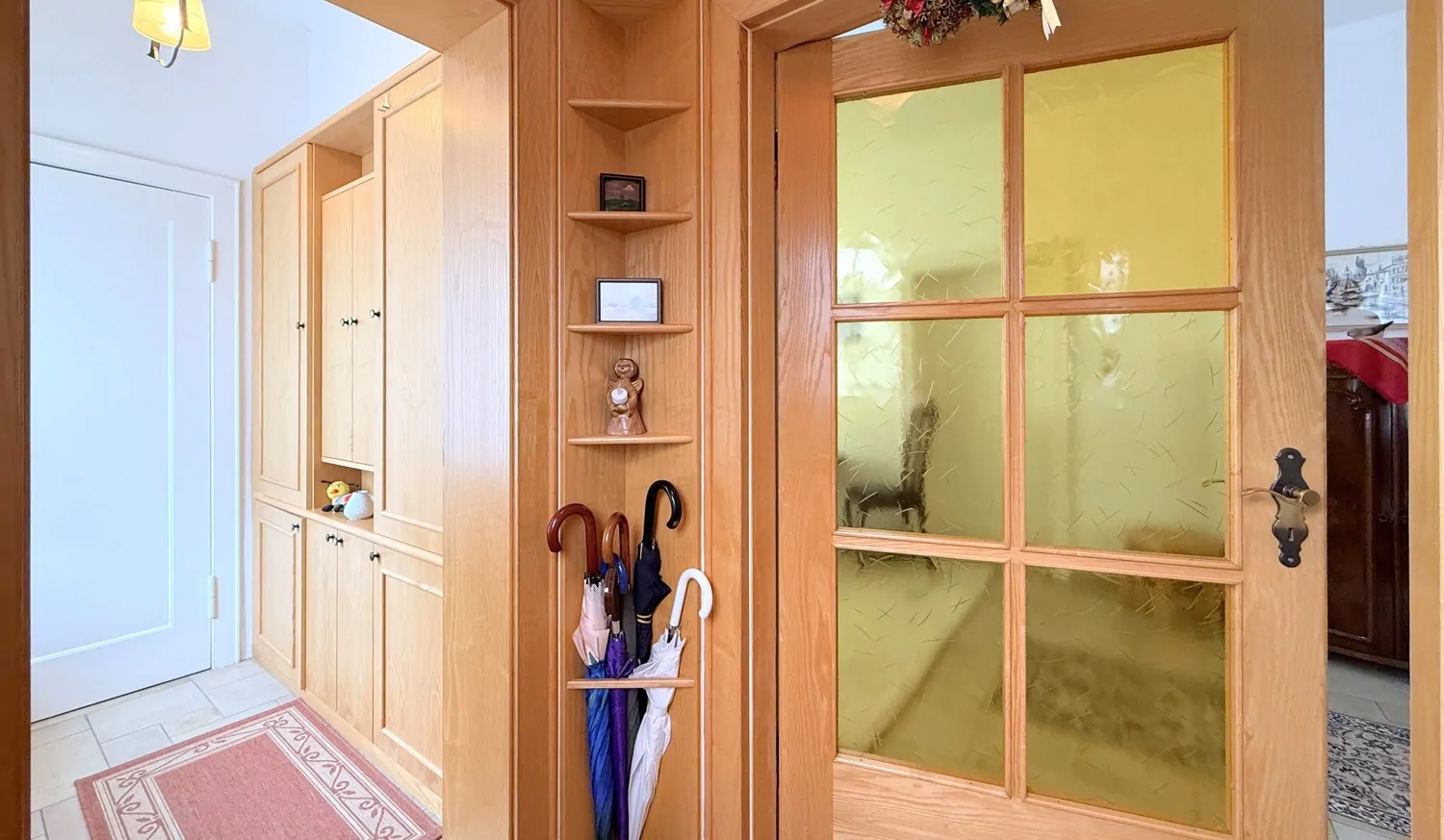 Windfang mit angrenzender Garderobe