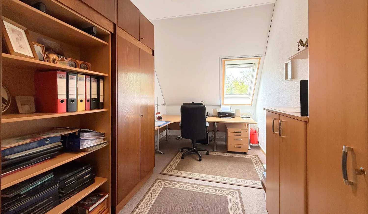 praktisches Arbeitszimmer mit Dachfenster