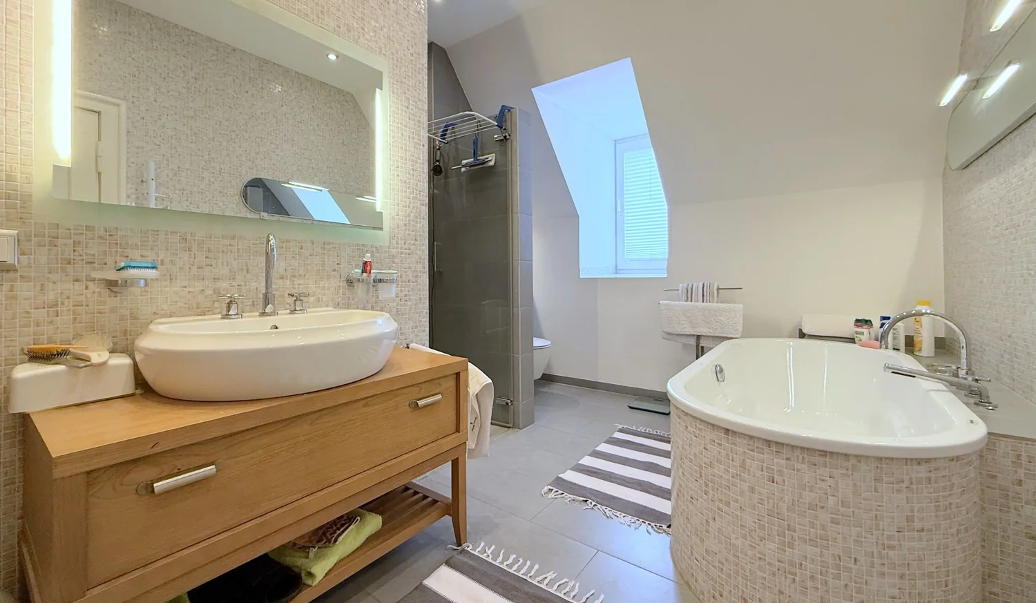 modernes Badezimmer mit freistehender Badewanne und Walk-In-Dusche