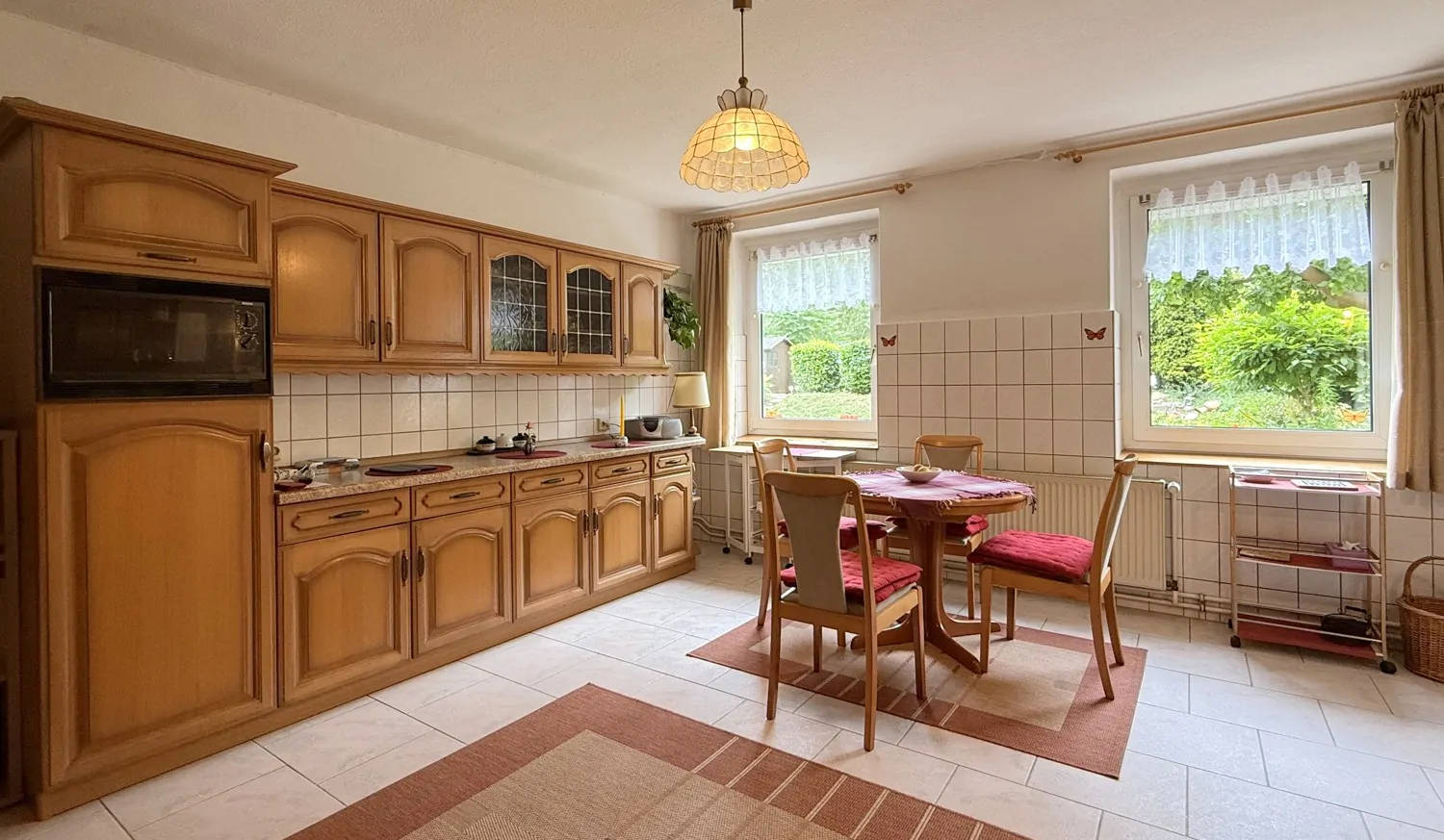 geräumige Einbauküche