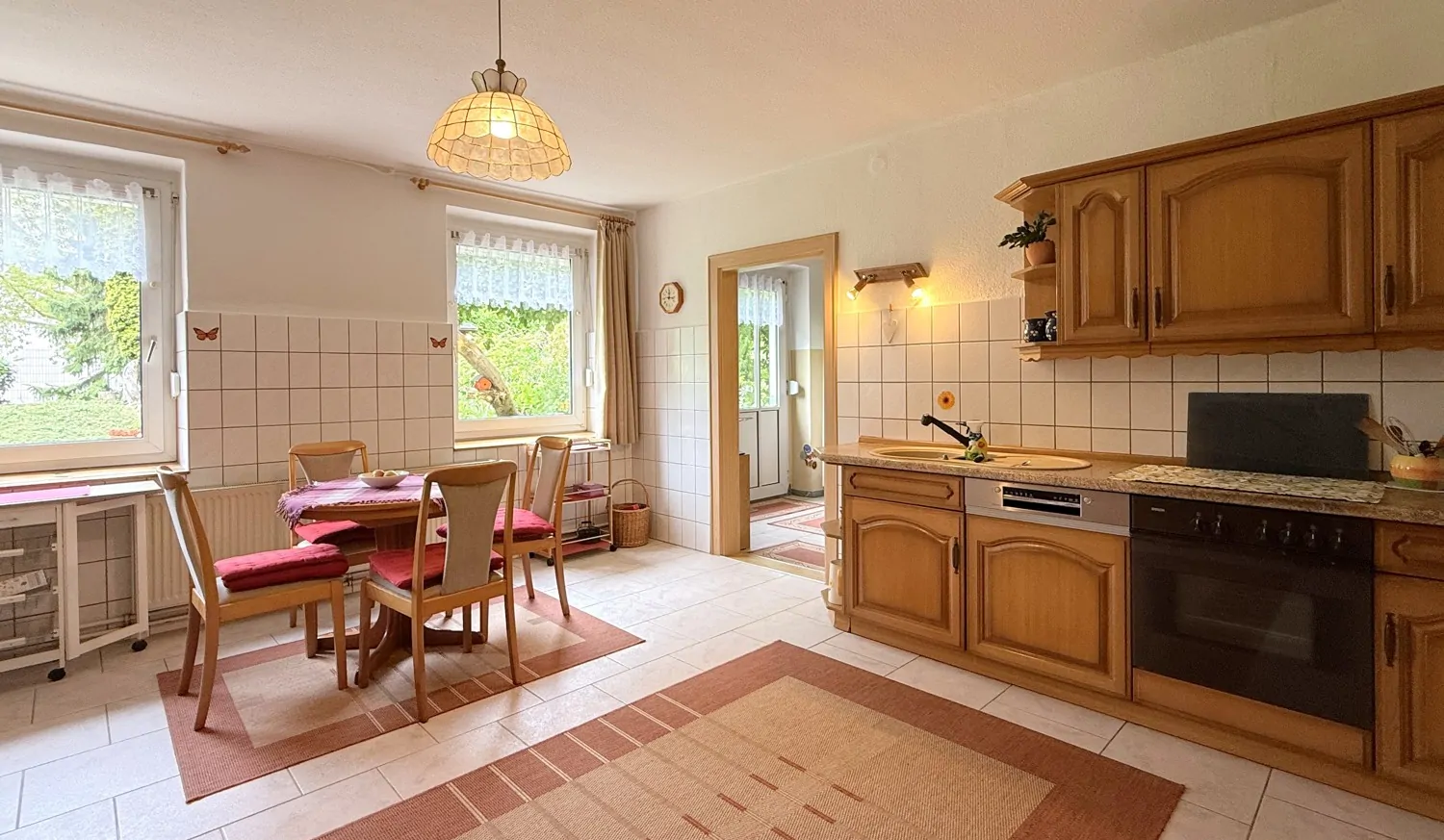 geräumige Einbauküche