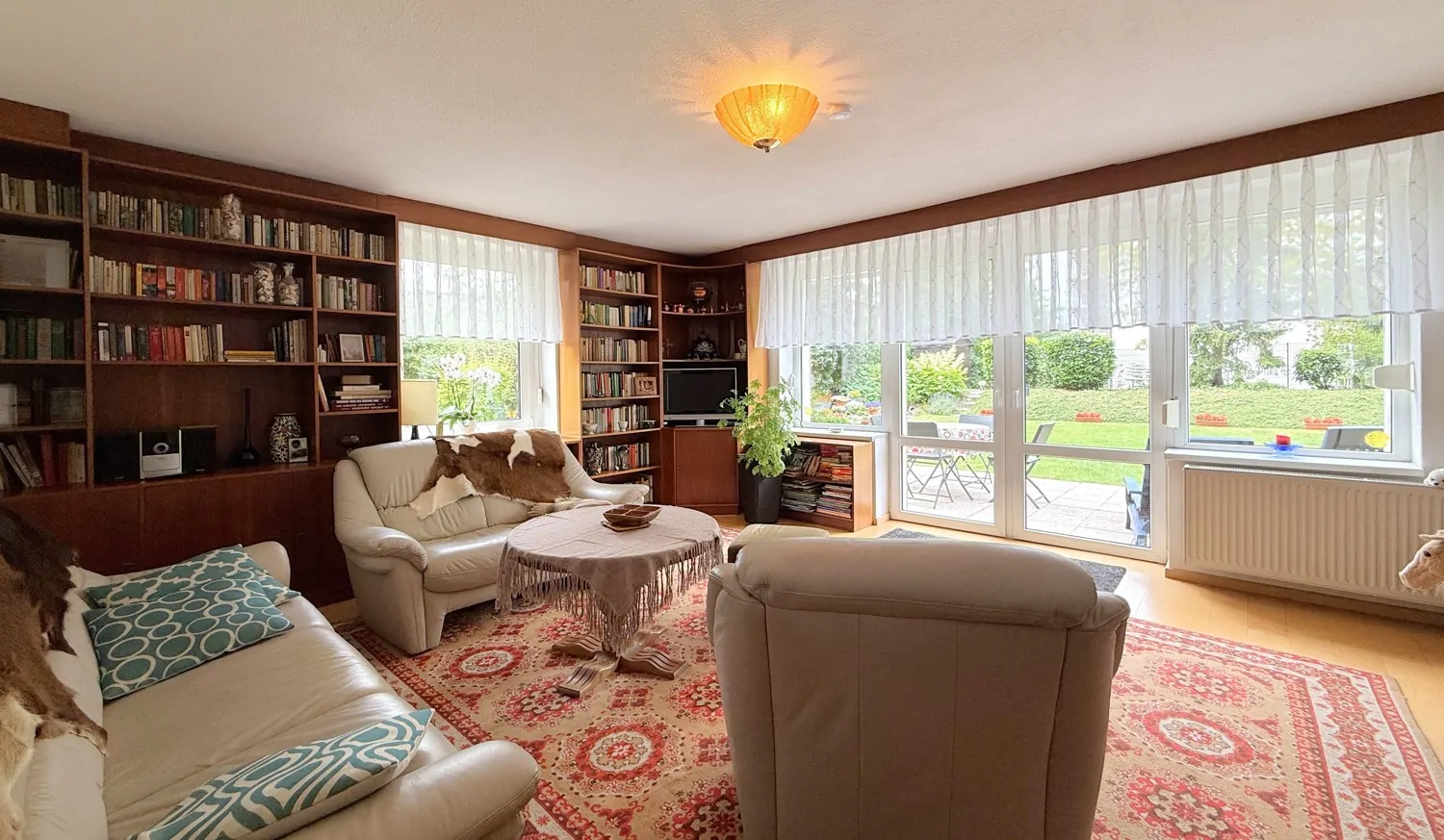 Wohnzimmer mit Zugang zur Terrasse im Keller