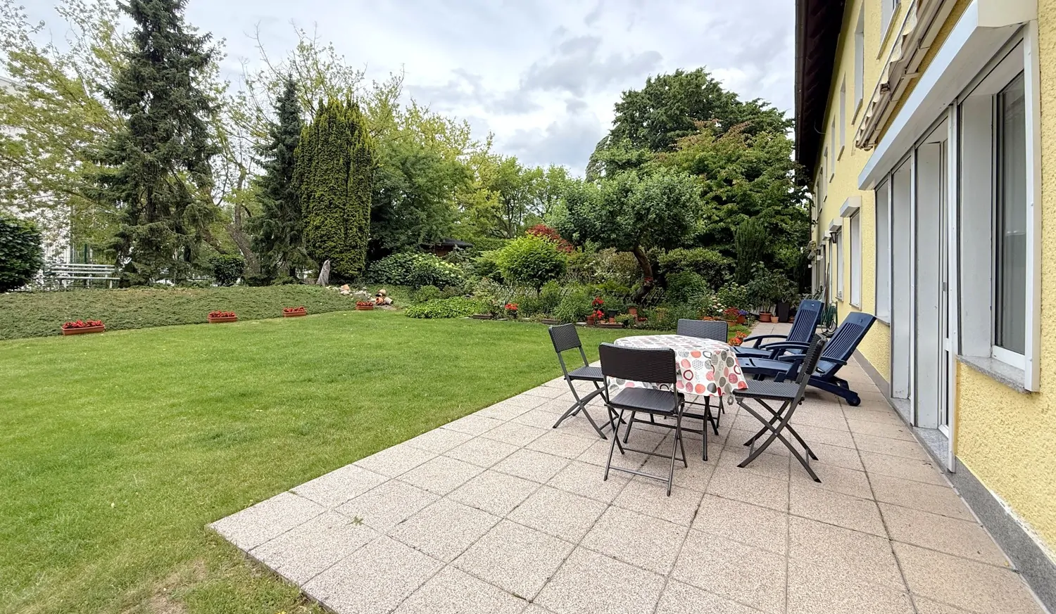 sonnige Terrasse mit Markise