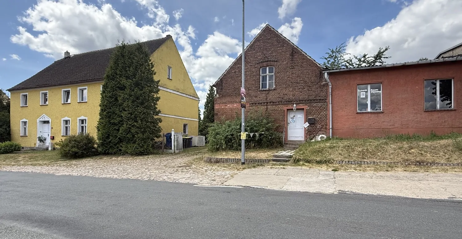 Zweifamilienhaus mit Nebengebäude