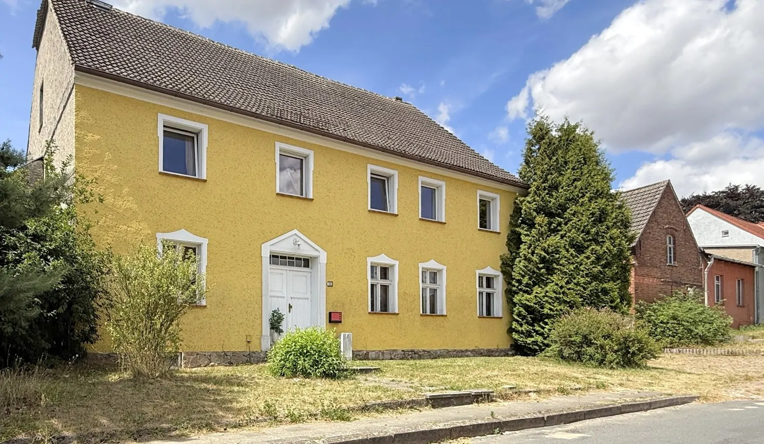 geräumiges Zweifamilienhaus mit ca. 281 m² Wohnfläche