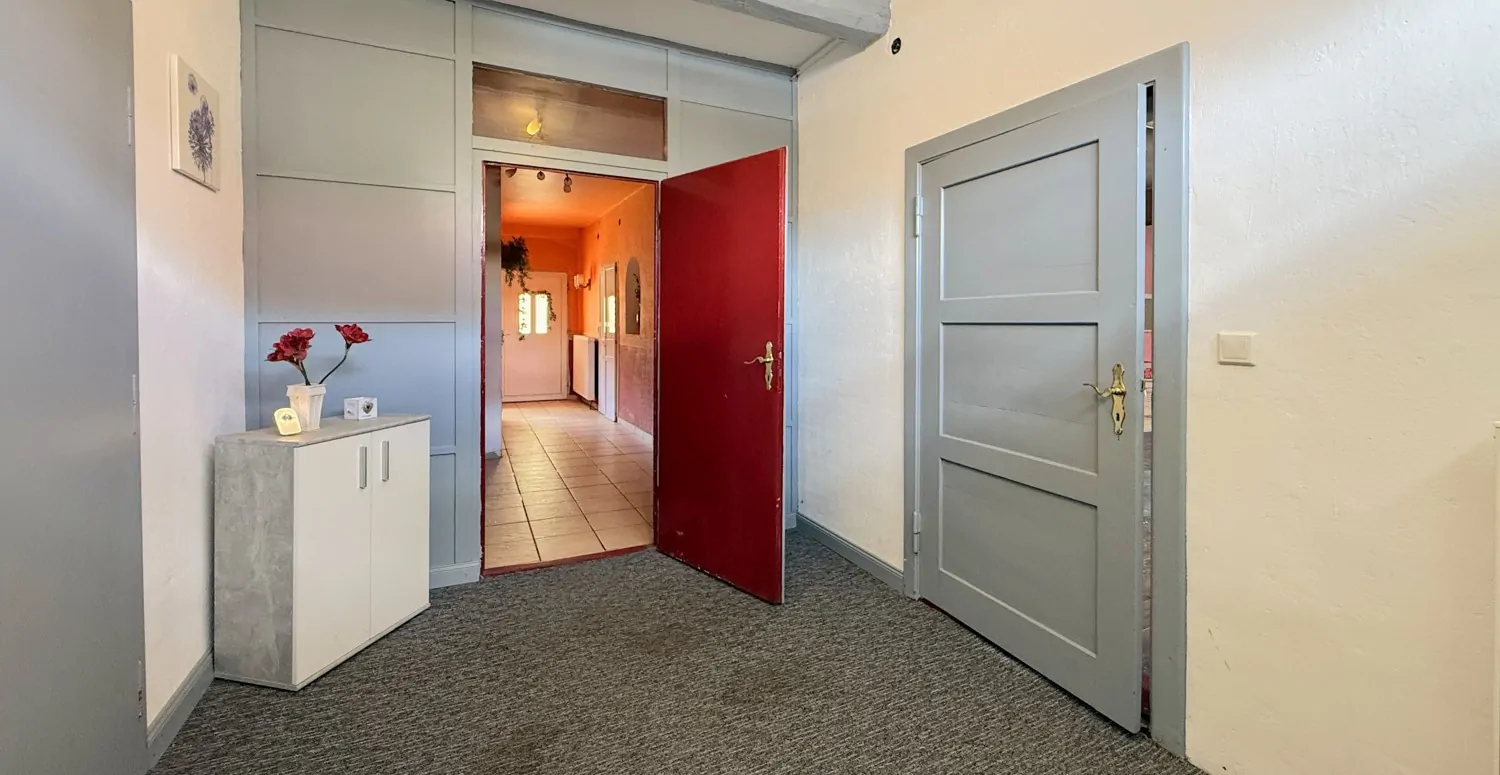 Windfang mit angrenzendem Flur