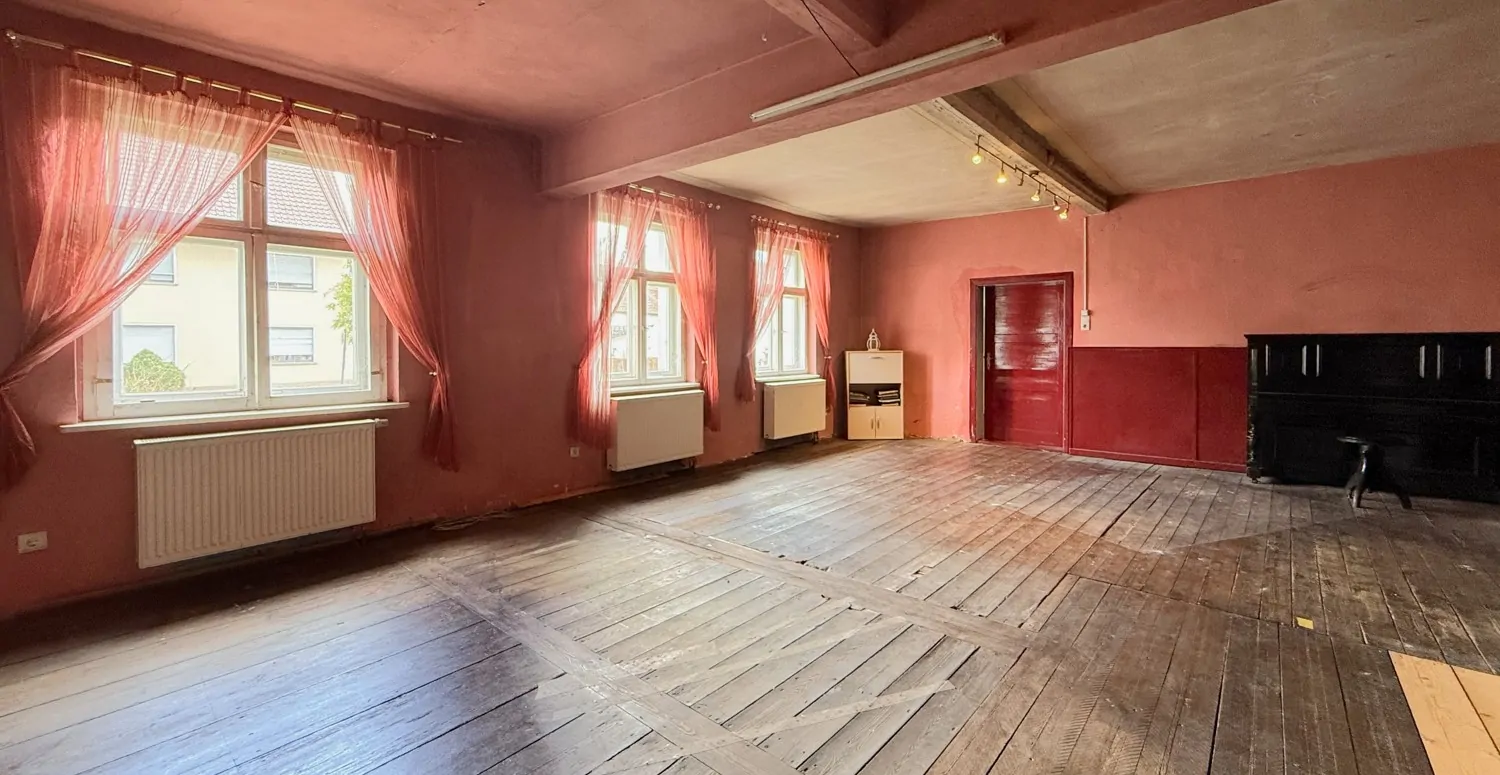 großer Wohnbereich mit Kamin im Erdgeschoss