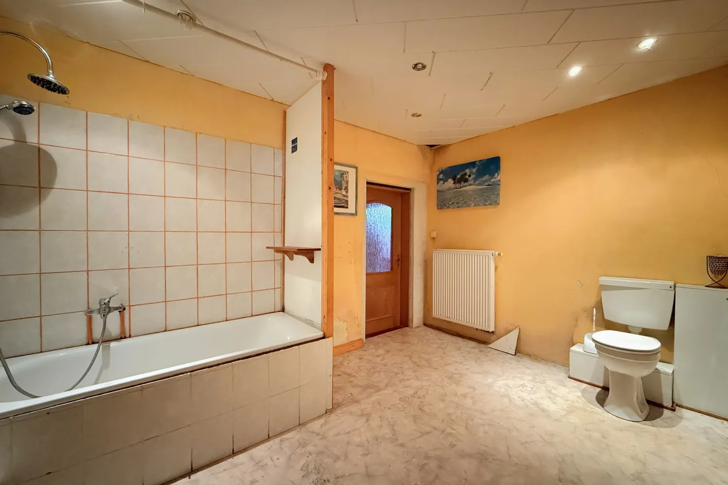 Badezimmer mit Badewanne