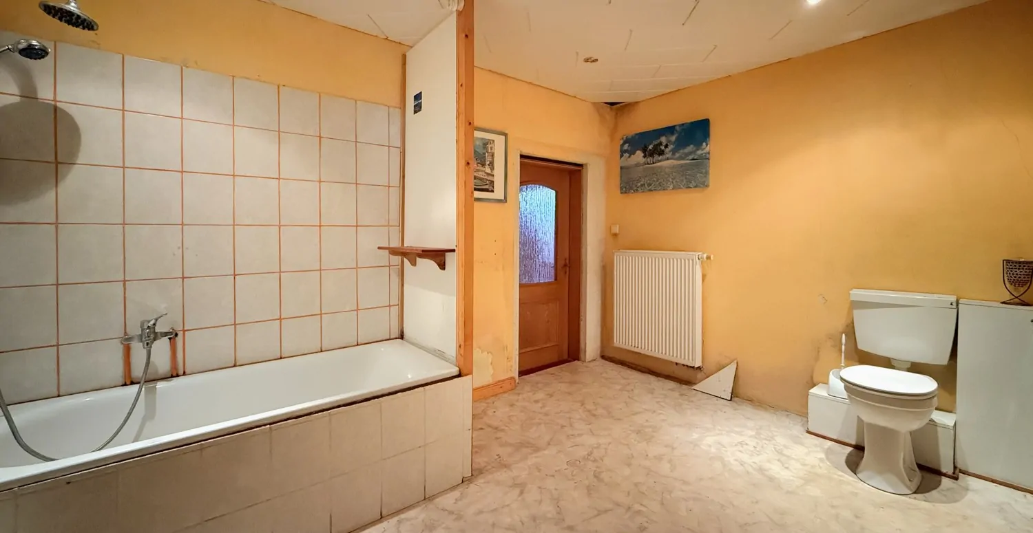 Badezimmer mit Badewanne