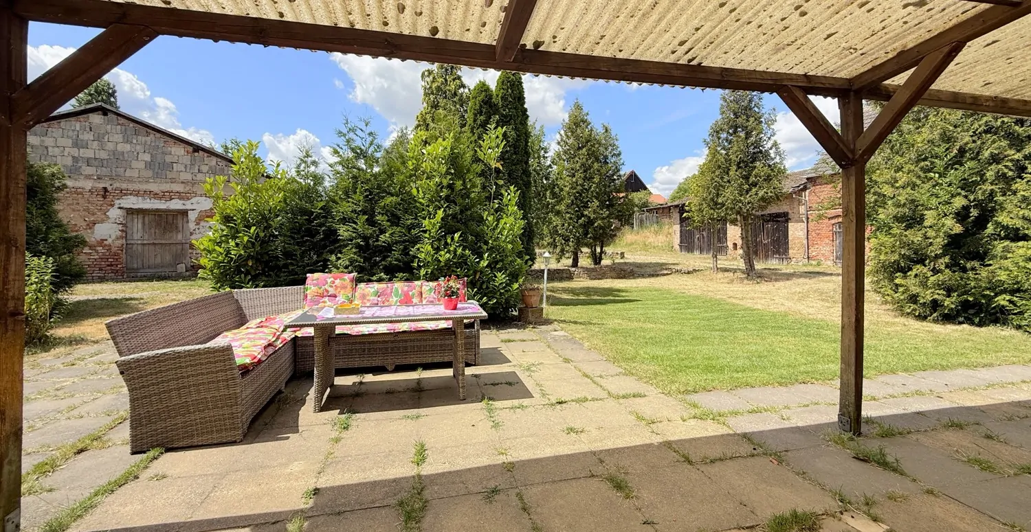 Terrasse mit Überdachung und hofseitigem Hauseingang
