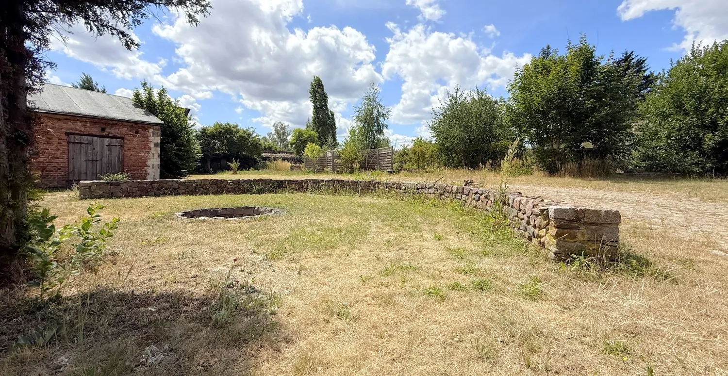 gepflegter Garten mit Feuerstelle