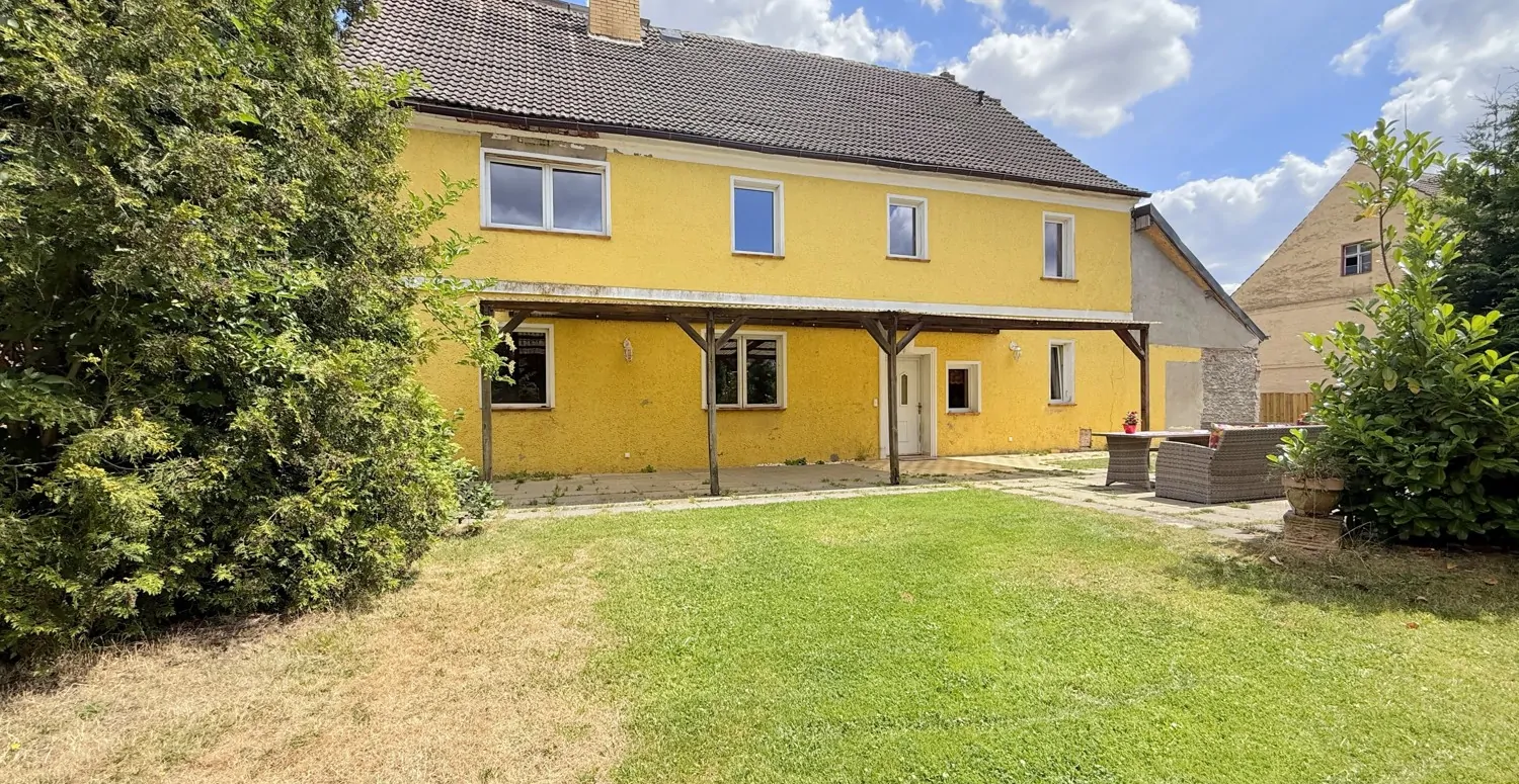 gepflegter Garten mit vereinzelter Bepflanzung