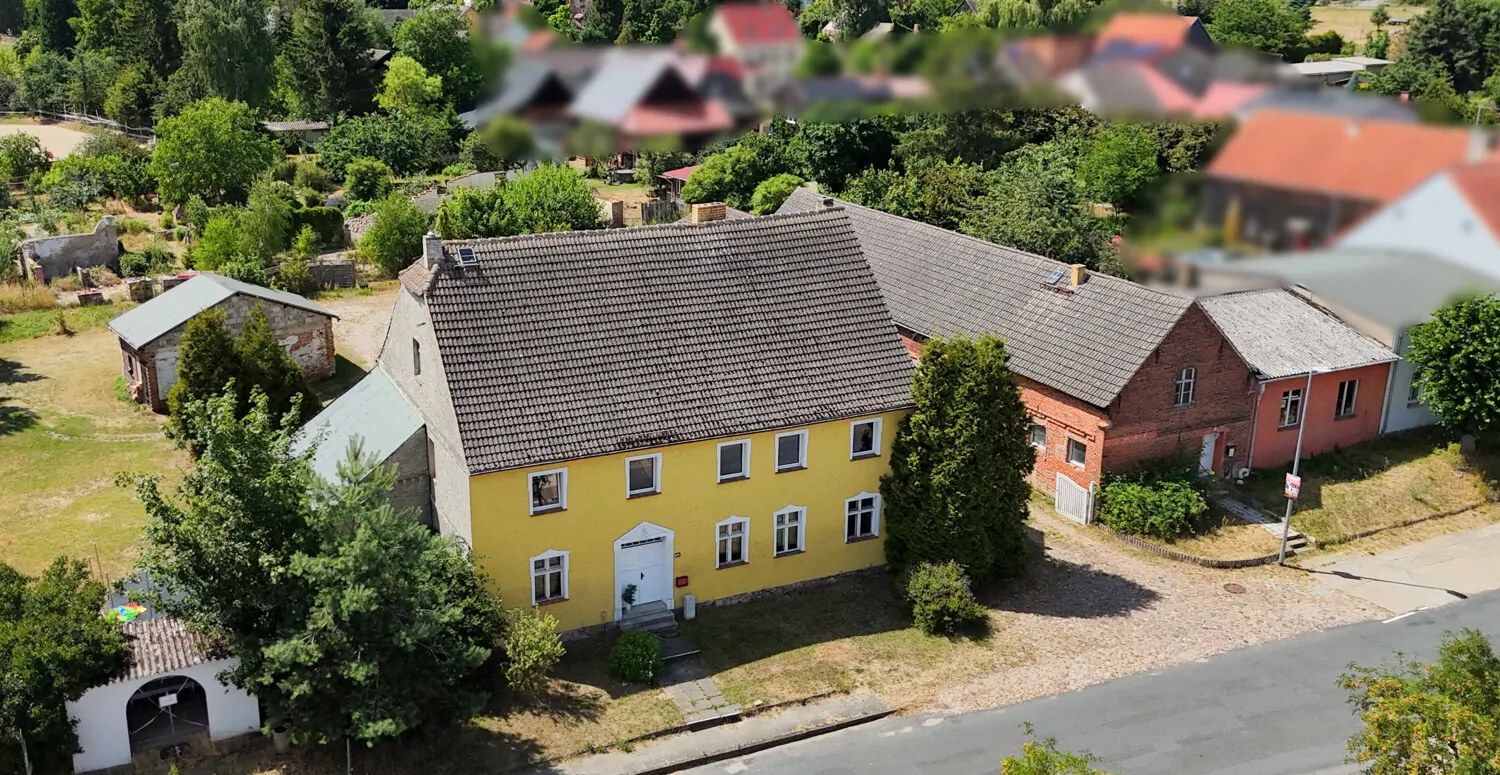 charakteristisches Zweifamilienhaus im Dorfkern