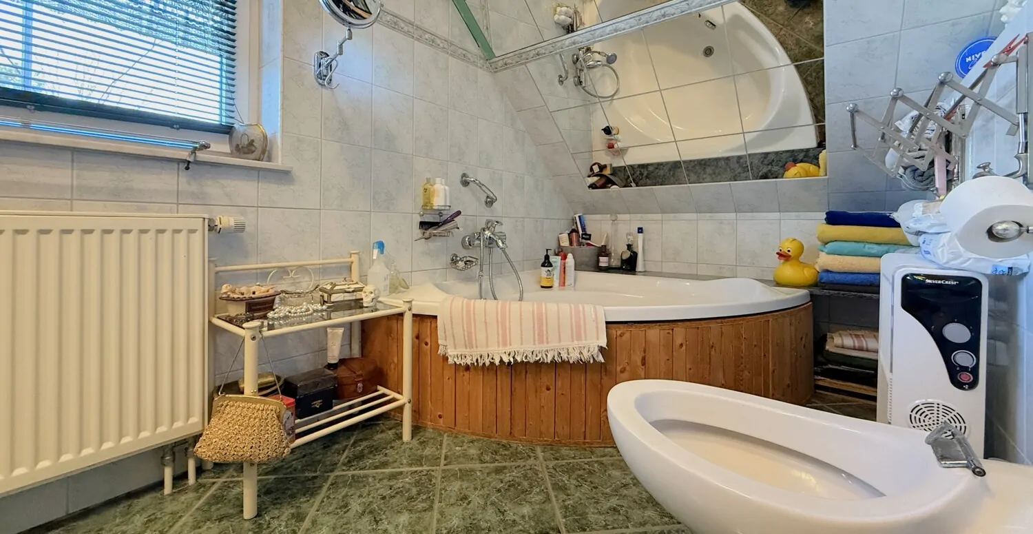 Badezimmer mit Eckbadewanne und Bidet