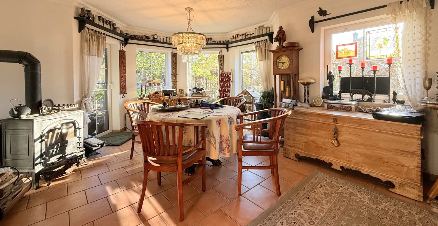 großes Wohnzimmer mit bodentiefen Fenstern