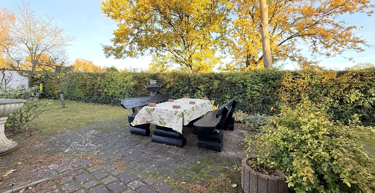 gepflasterte Sitzgruppe im Garten