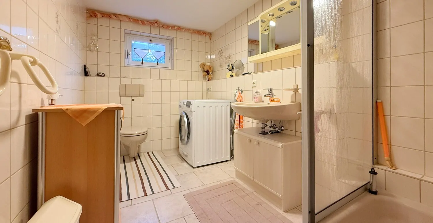 Waschküche mit WC und Dusche