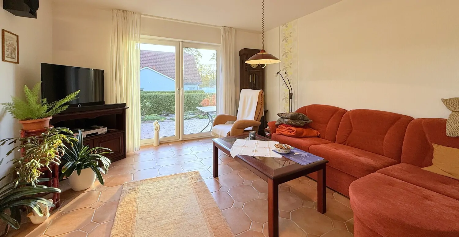 lichtdurchfluteter Wohnbereich mit Zugang zur Terrasse