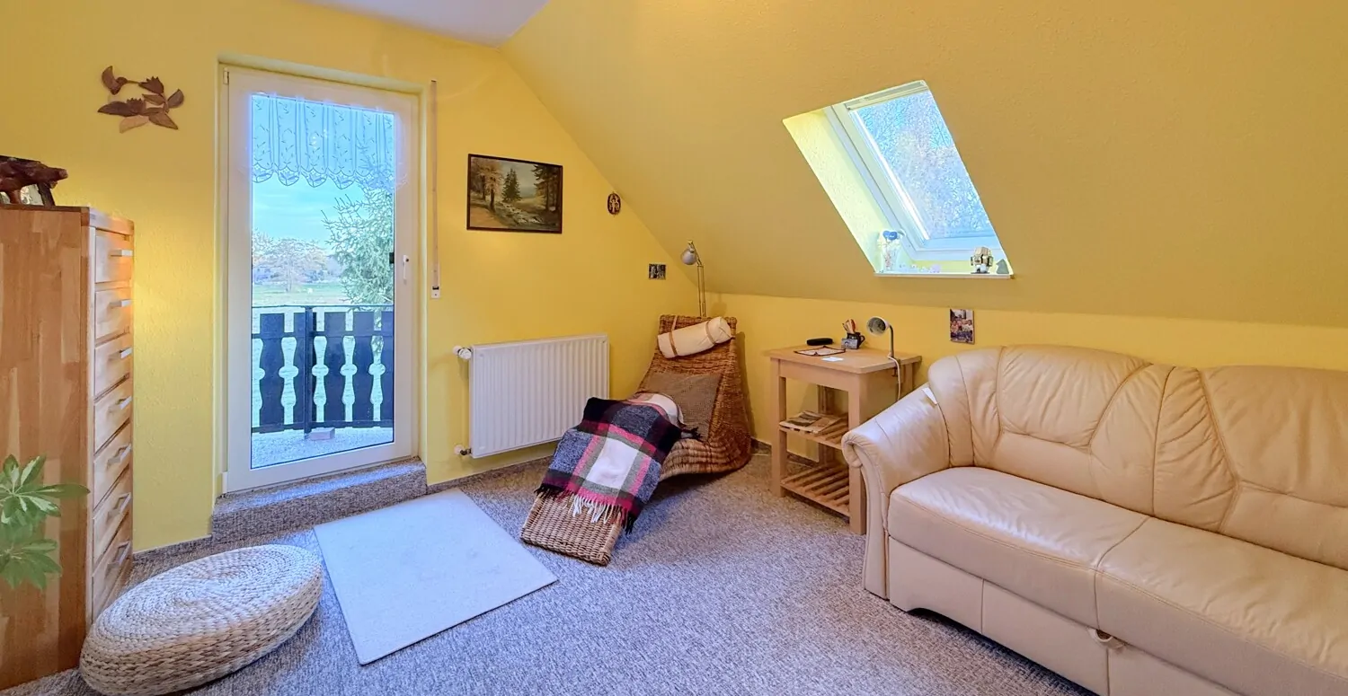 helles Kinderzimmer mit Zugang zum Balkon