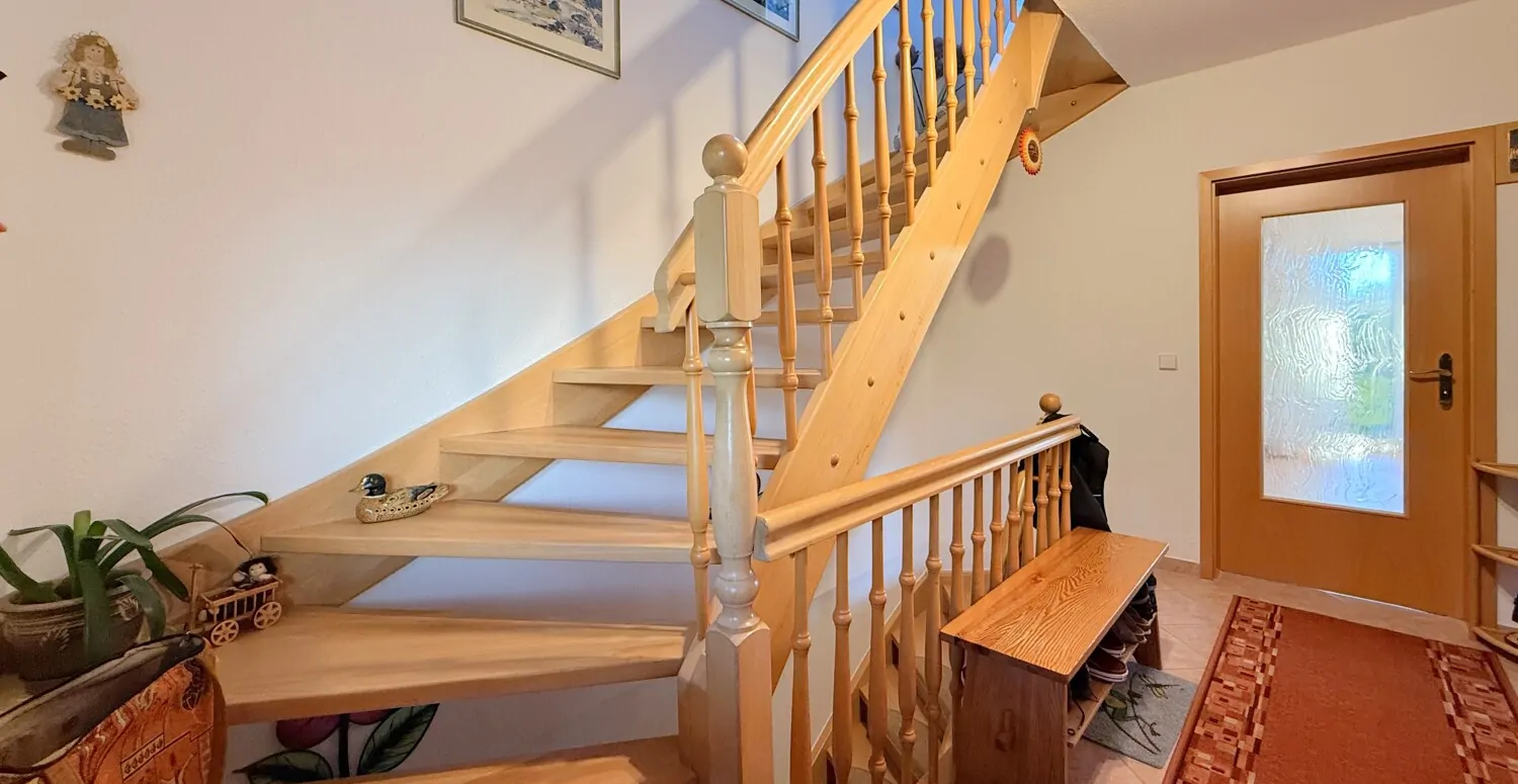 einladende Diele mit Echtholztreppen
