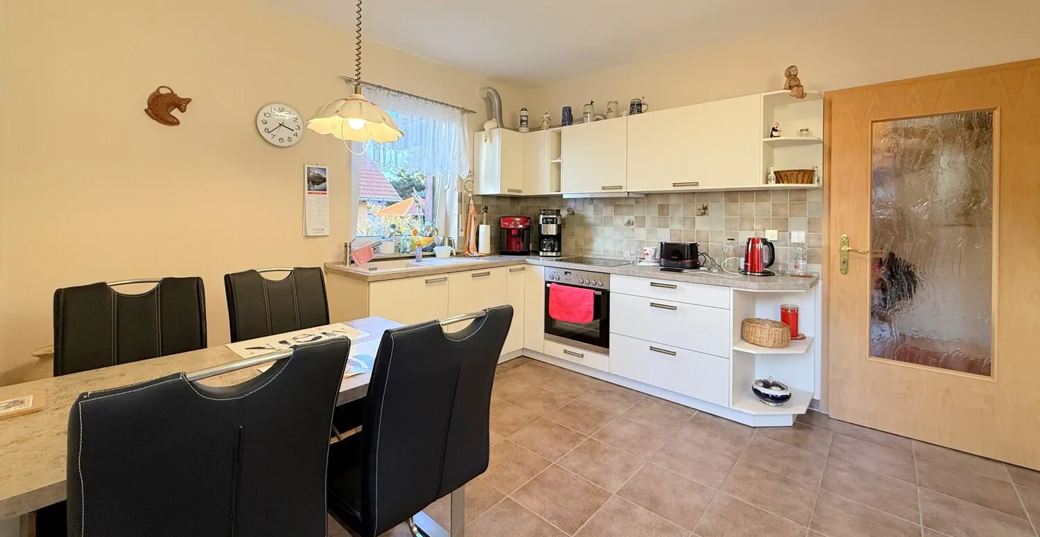 Küche mit Platz für Küchenzeile und Sitzecke