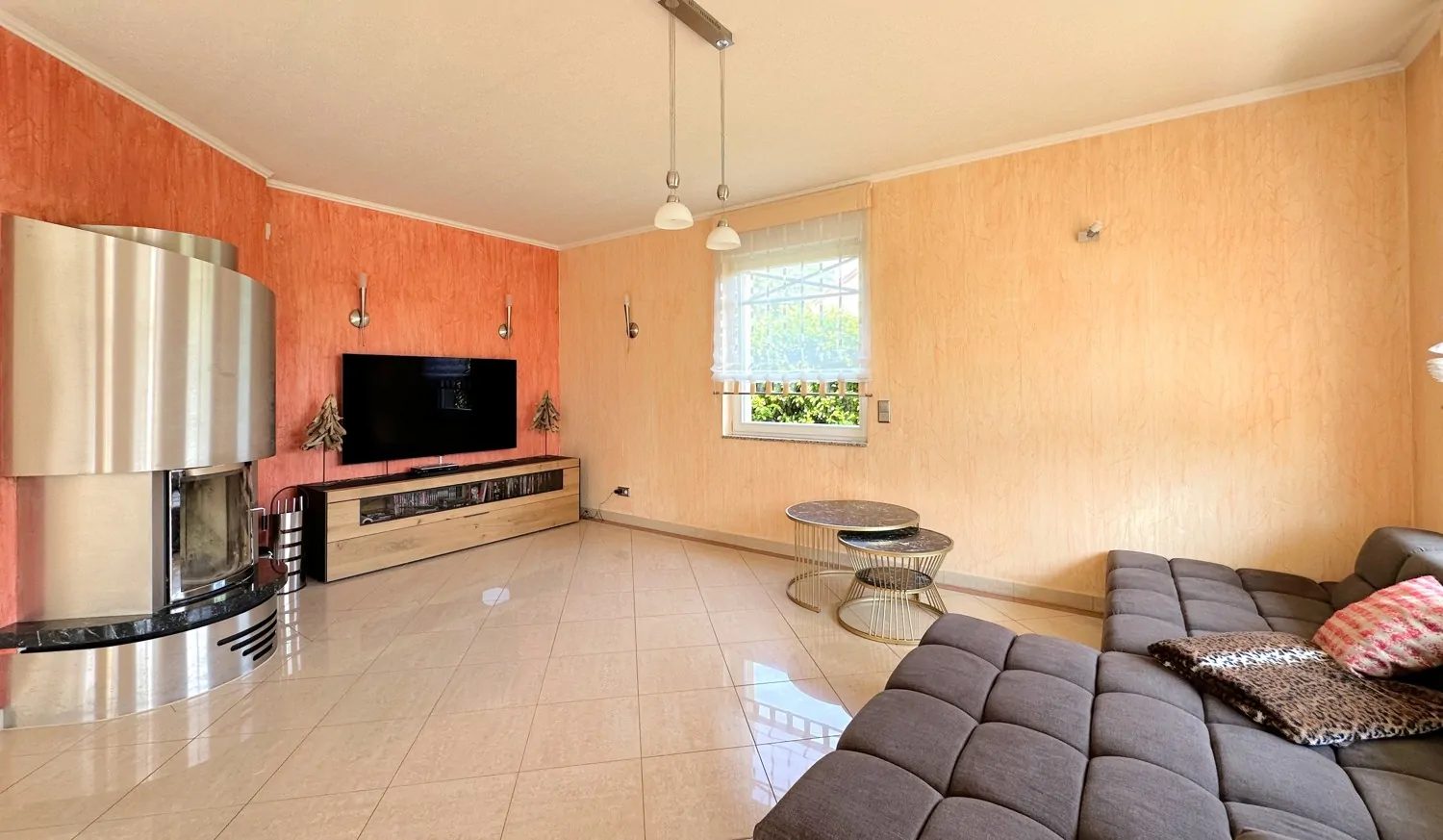 Wohnbereich mit Kamin und vielen bodentiefen Fenstern