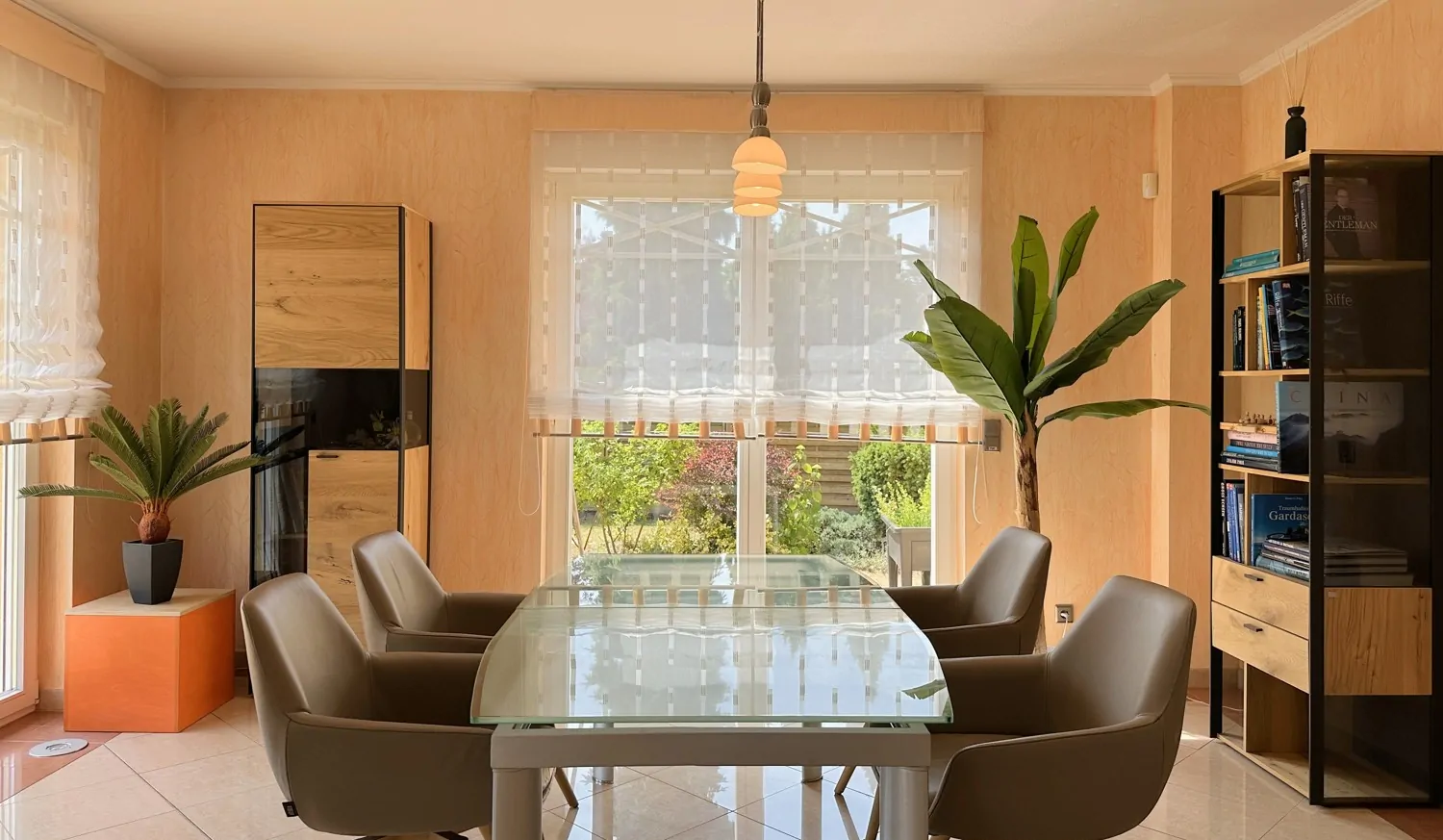 Esszimmer mit direktem Zugang zur Terrasse