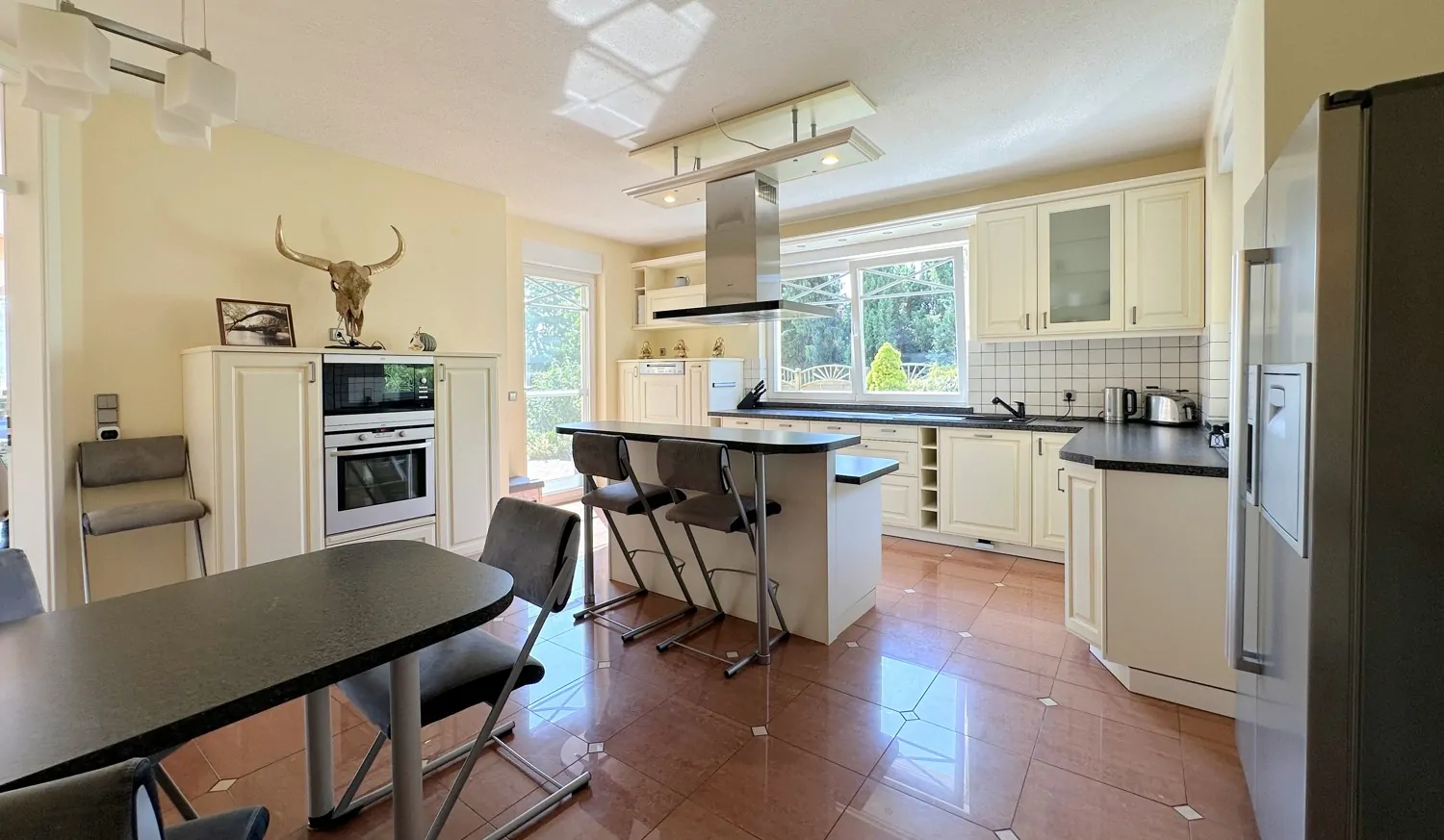 hochwertige Einbauküche mit Kochinsel