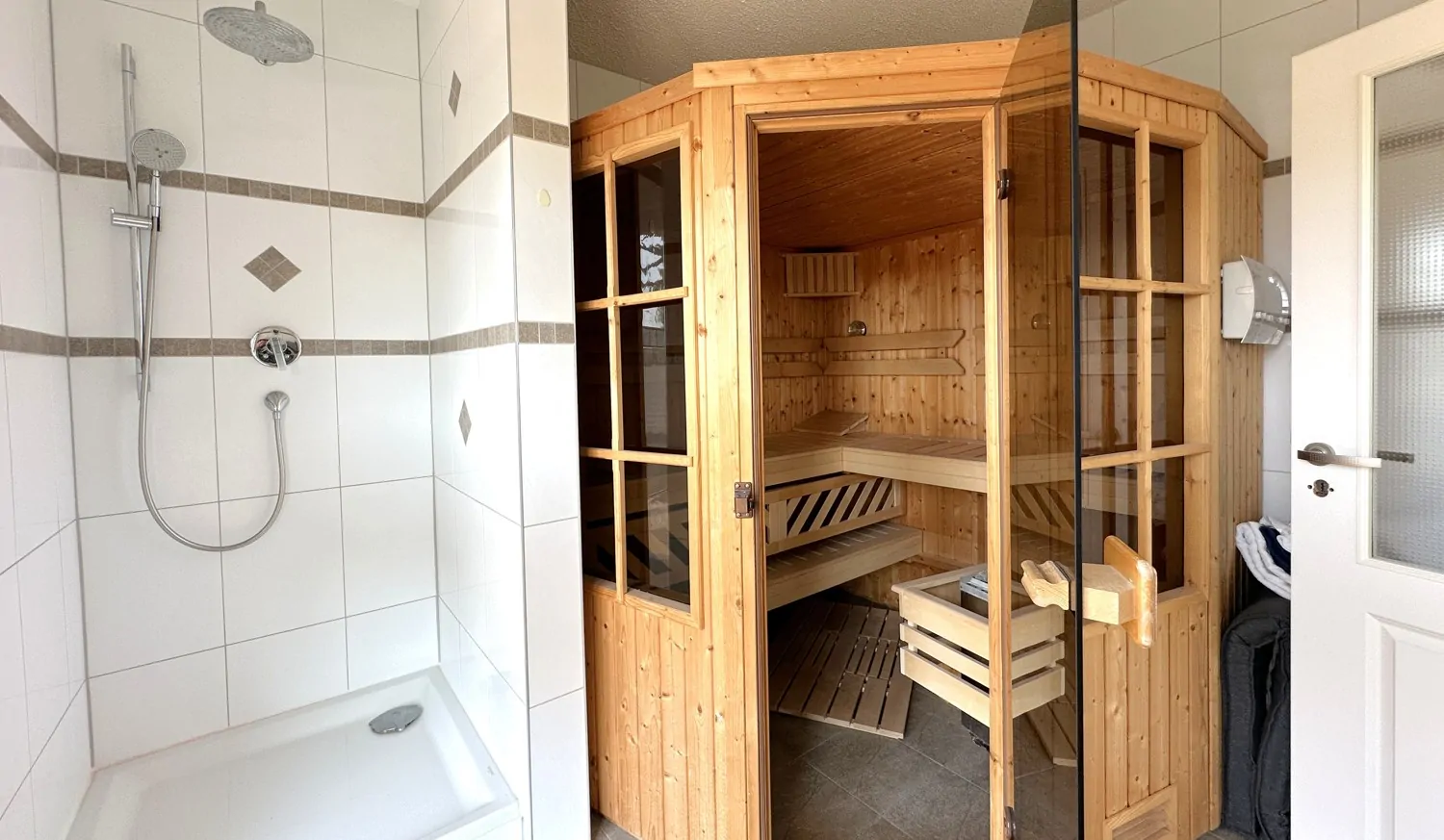 entspannte Sauna mit angrenzender Dusche