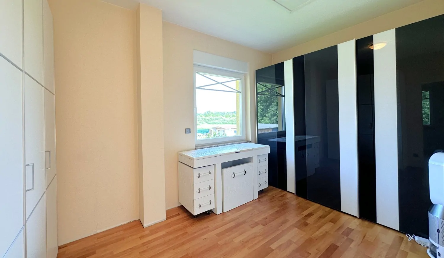 großzügiges Ankleidezimmer