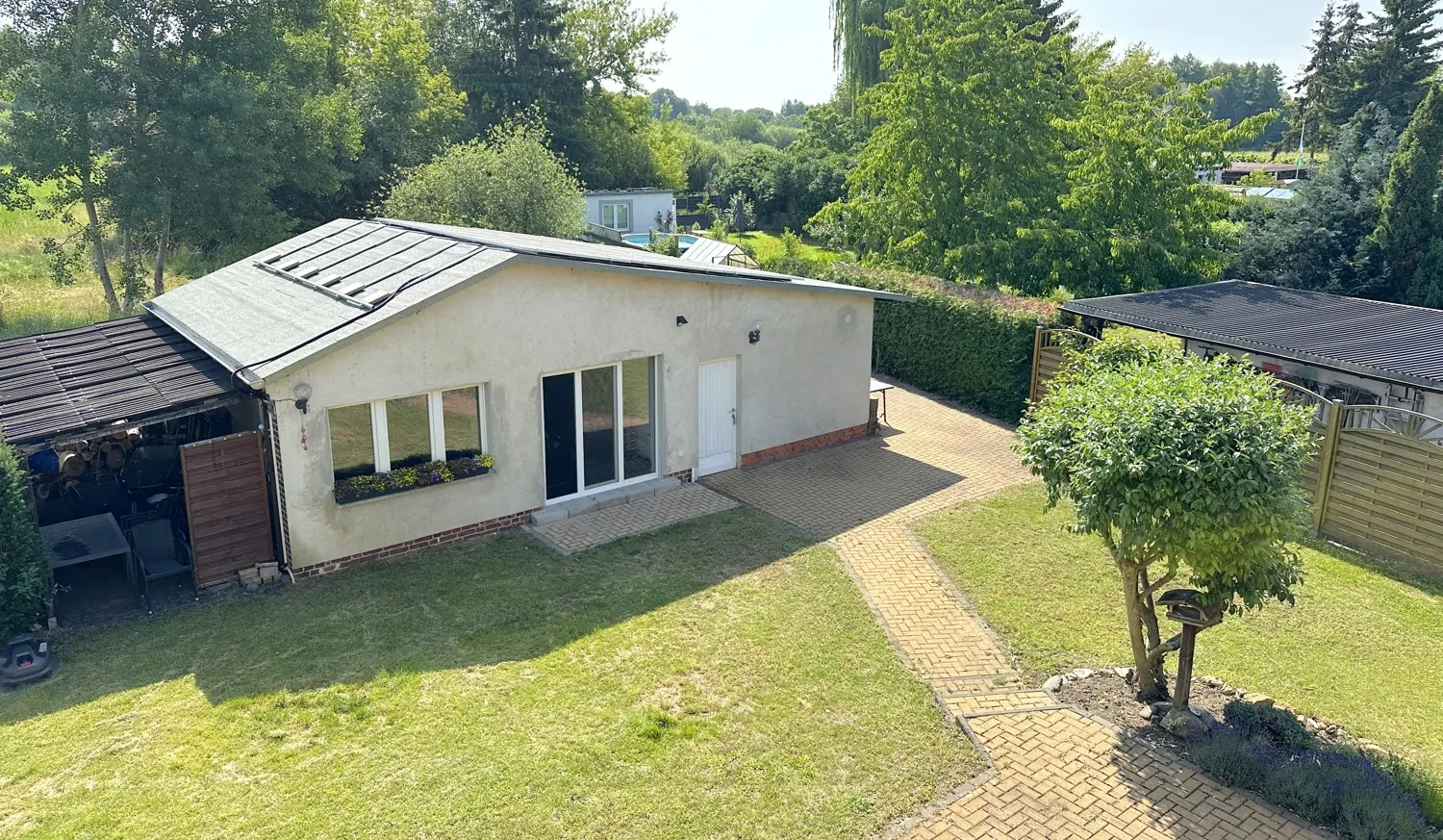 neuwertiges Nebengebäude mit Fitnessstudio