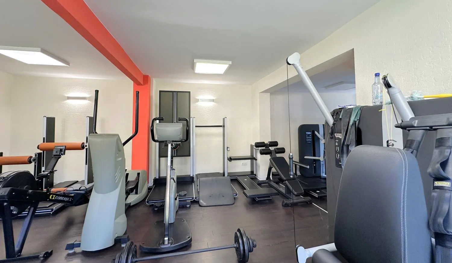 privates Fitnessstudio im Nebengebäude (Geräte können ggf. übernommen werden)