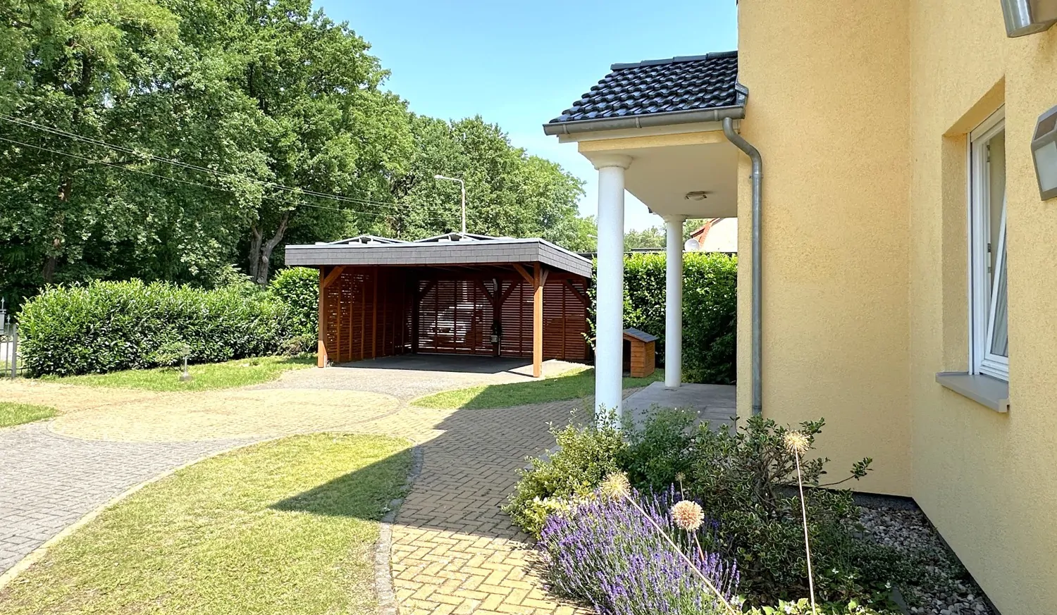 gepflasterte Wege entlang des Hauses