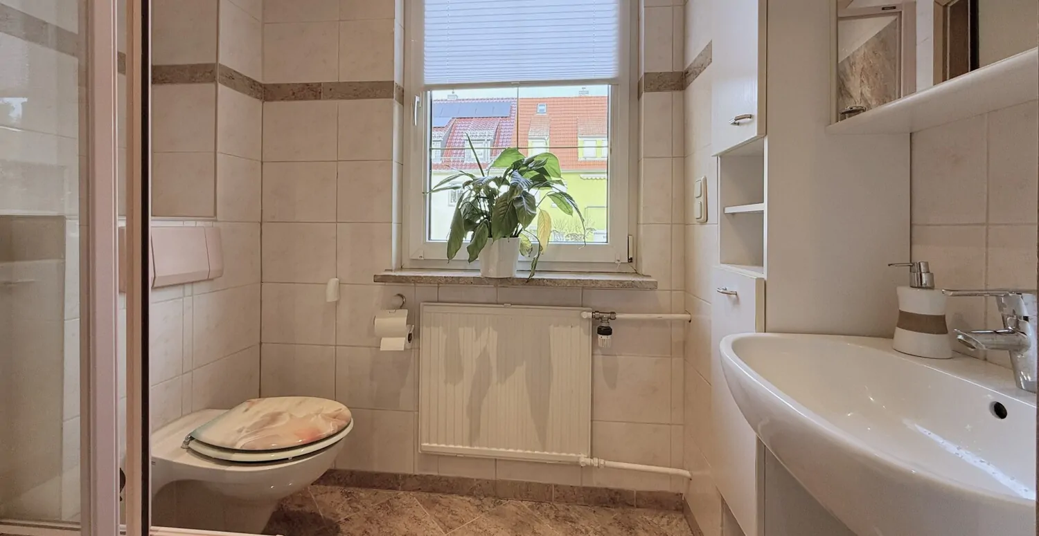 Badezimmer mit Dusche im Erdgeschoss