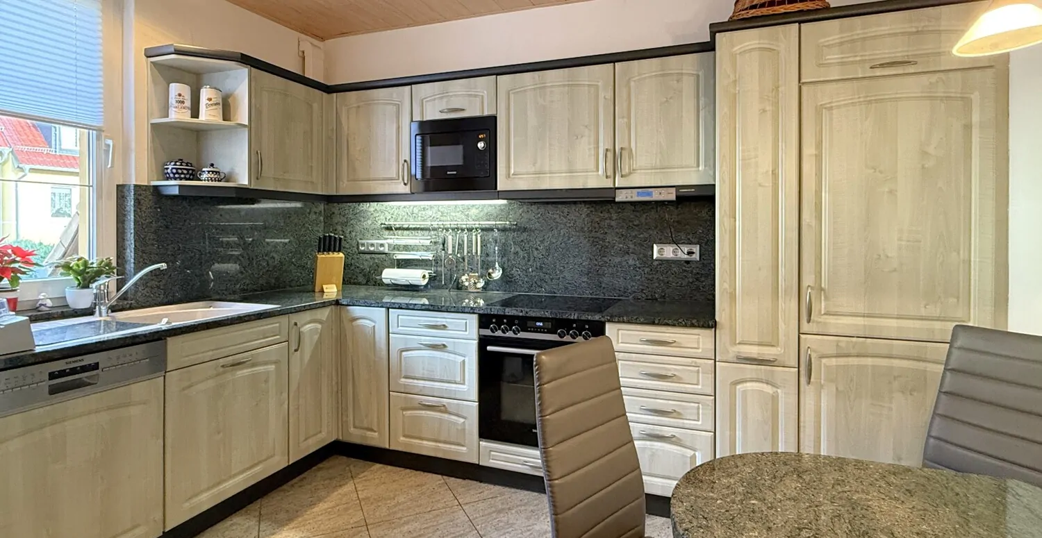 funktionale Einbauküche (kann gegen Aufpreis übernommen werden)