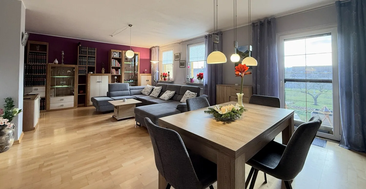 großes Wohnzimmer mit Terrassentür